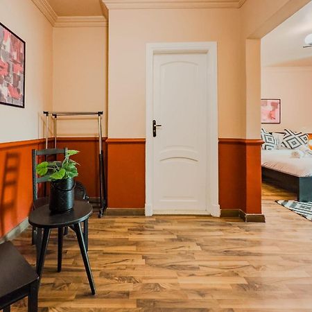 Distinct & Decent 2 Bdr Apt Steps From Nightlife And Airport Kairo Eksteriør bilde